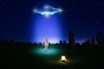 ufo con fascio di luce